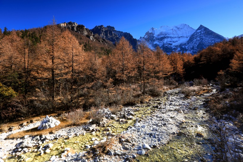 点击大图看下一张：四川稻城亚丁风景图片