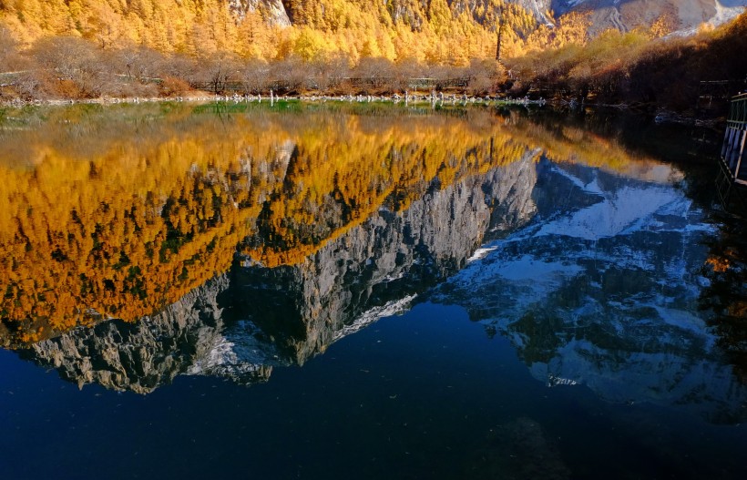 点击大图看下一张：四川稻城亚丁风景区美景图片