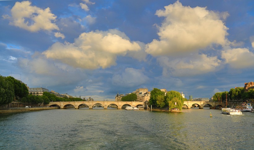 点击大图看下一张：法国塞纳河沿岸风景图片