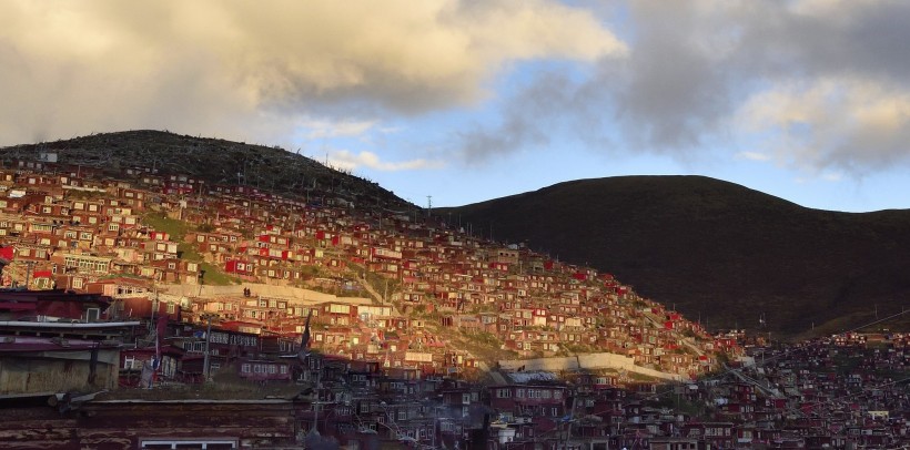 点击大图看下一张：四川色达风景图片