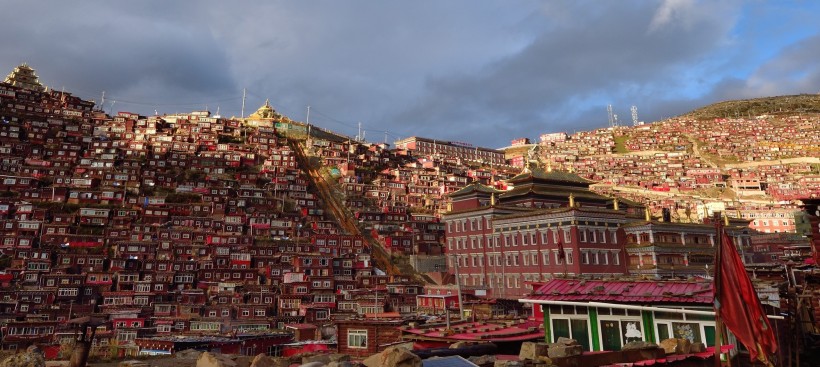 点击大图看下一张：四川色达风景图片