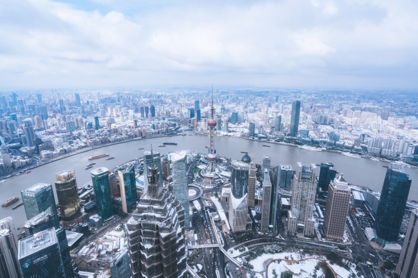 点击大图看下一张：上海雨雪天气建筑风景图片