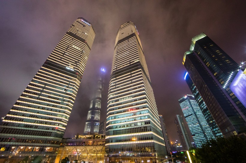 点击大图看下一张：上海繁华夜景图片
