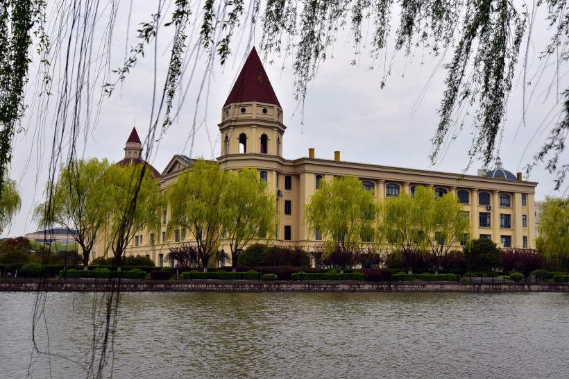 点击大图看下一张：上海外国语大学风景图片