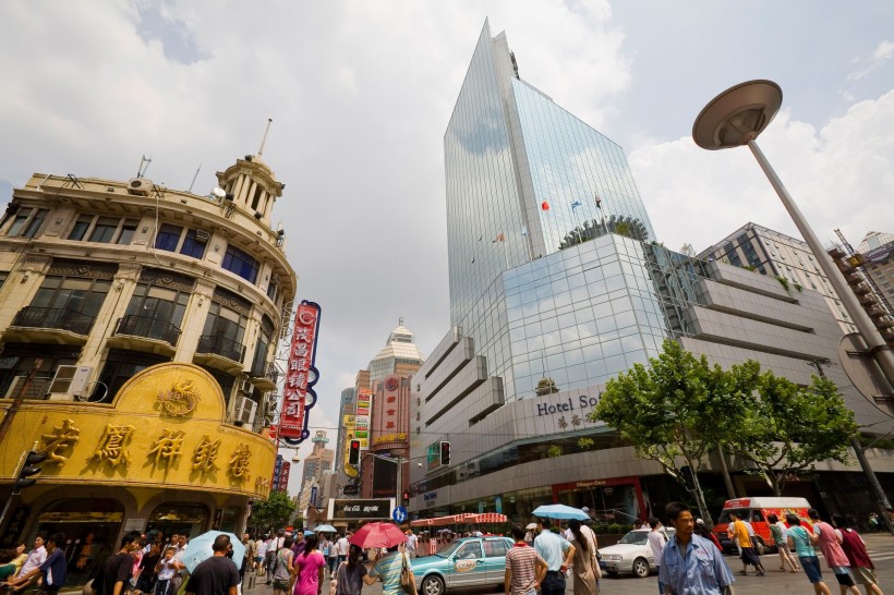 点击大图看下一张：上海南京路商业街图片