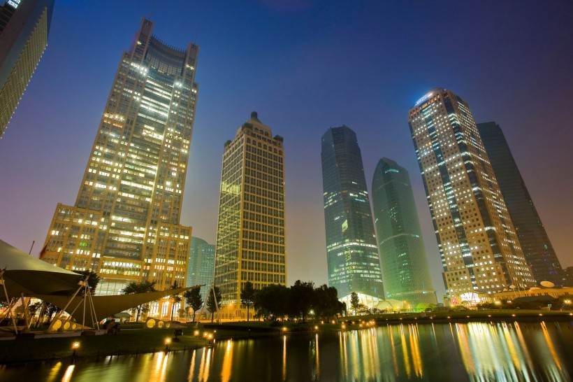 点击大图看下一张：上海浦东夜景图片