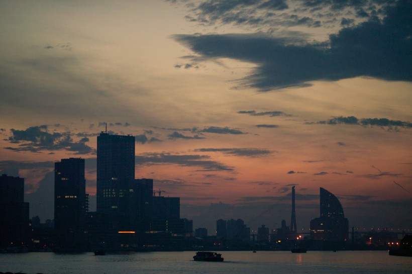 点击大图看下一张：上海繁华夜景图片