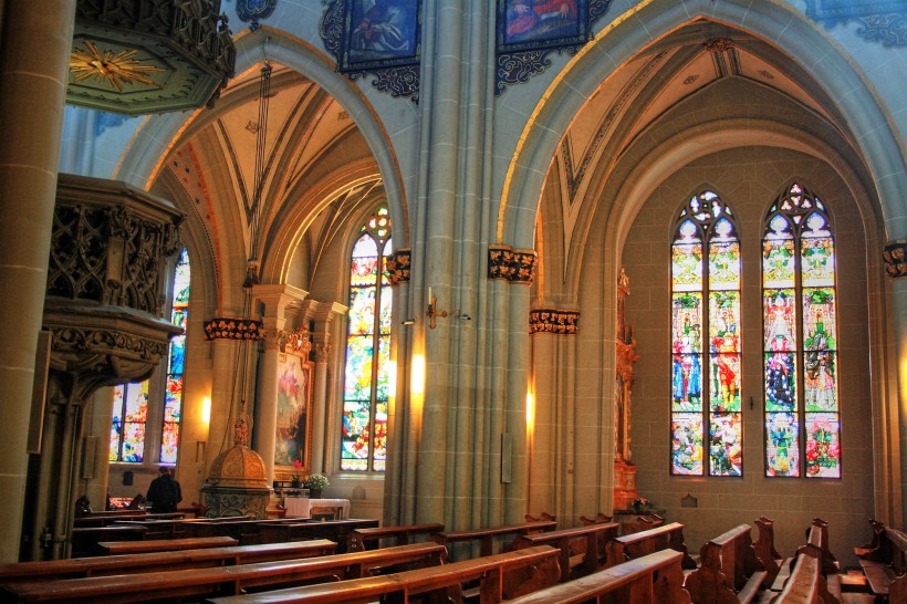 点击大图看下一张：瑞士圣尼各老主教座堂图片