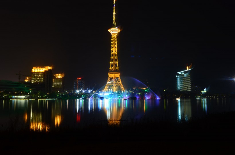 点击大图看下一张：湖南株洲神农城夜景图片