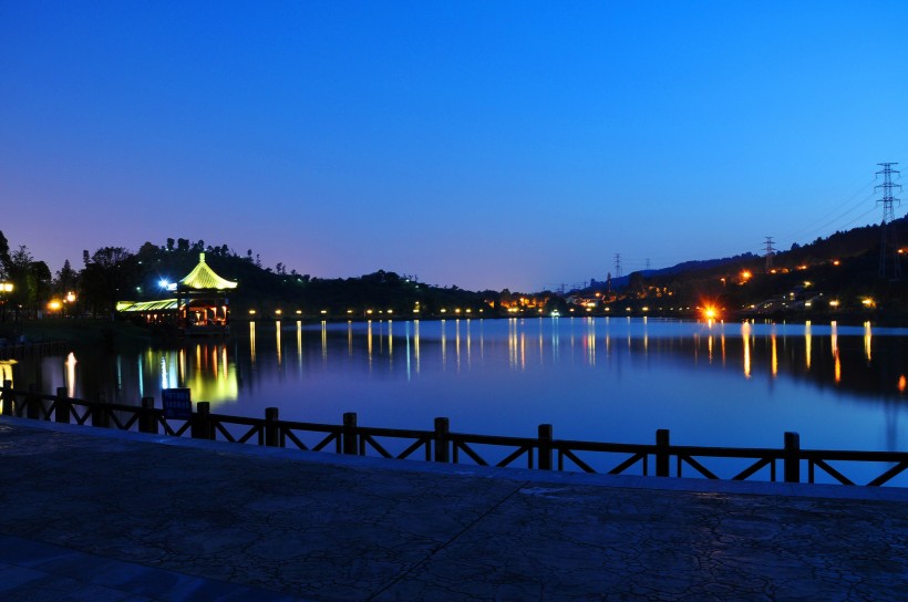 点击大图看下一张：云南神女湖夜景图片