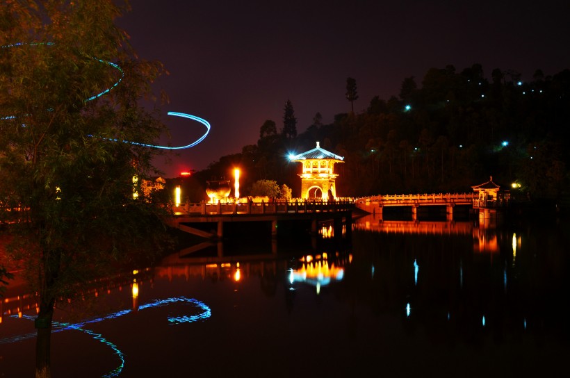 点击大图看下一张：云南神女湖夜景图片