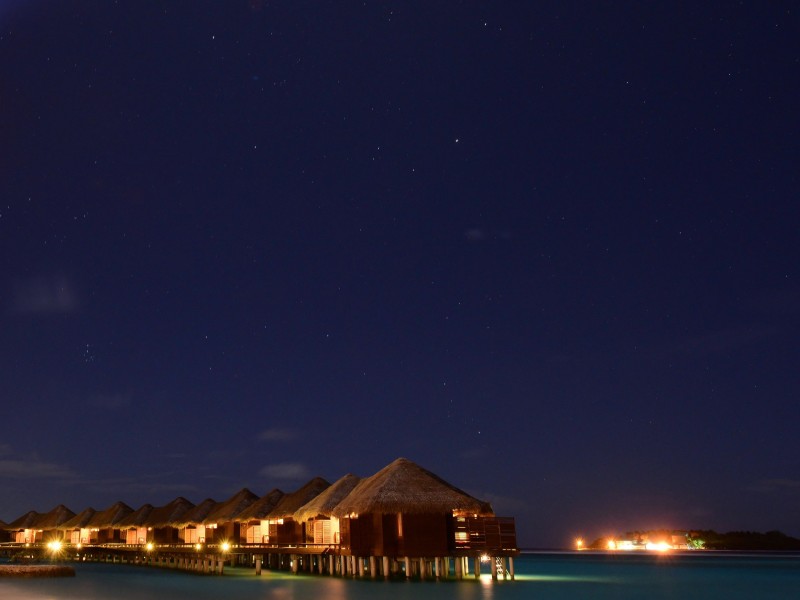 点击大图看下一张：马尔代夫满月岛唯美夜景图片