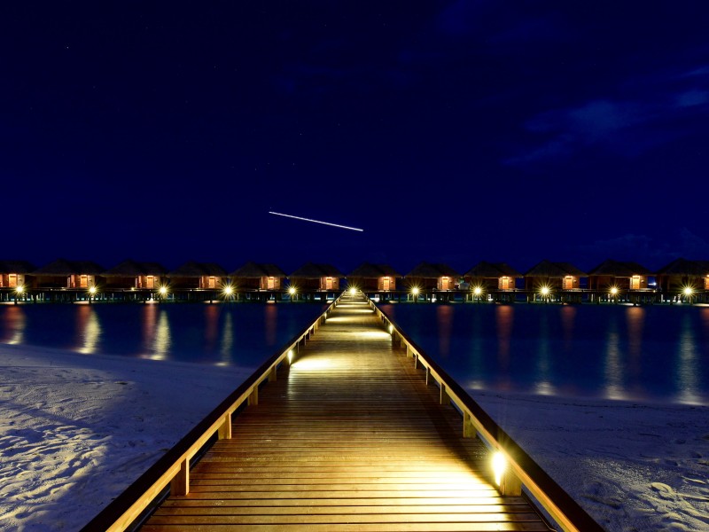 点击大图看下一张：马尔代夫满月岛唯美夜景图片