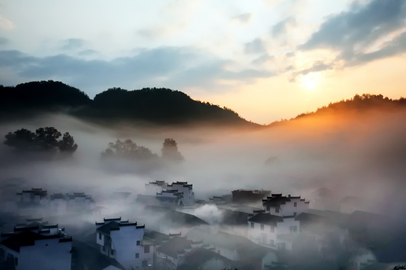 点击大图看下一张：迷雾的石城风景图片