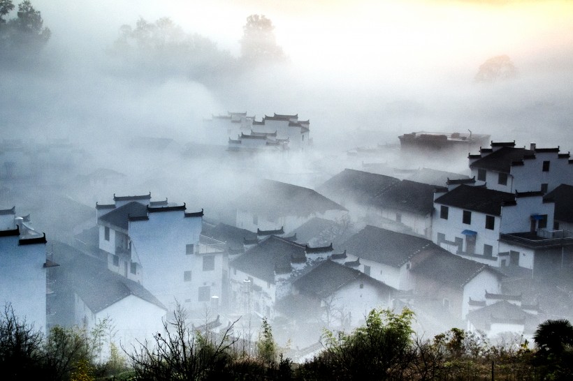 点击大图看下一张：迷雾的石城风景图片