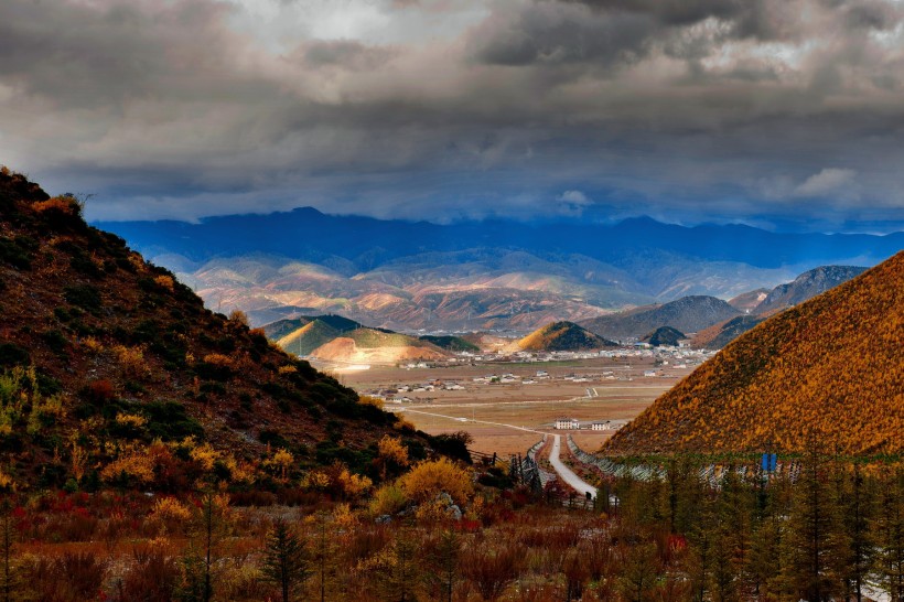点击大图看下一张：云南石卡雪山风景图片