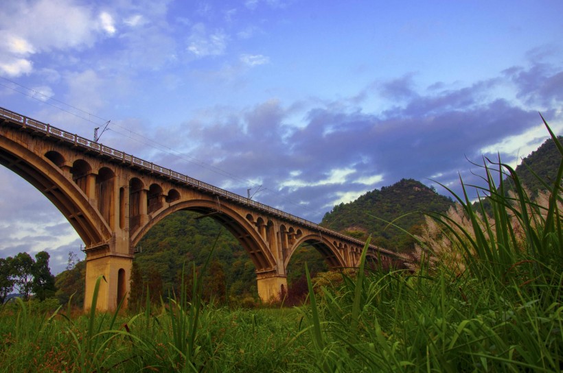 点击大图看下一张：贵州贵阳十里河滩风景图片