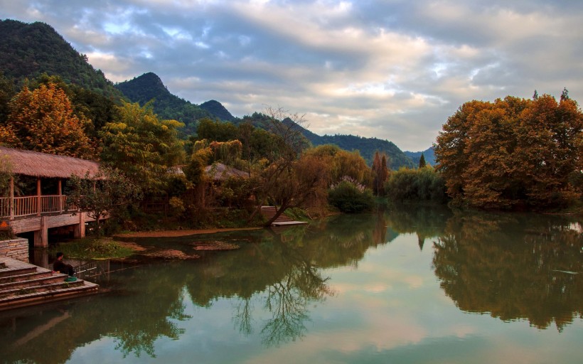 点击大图看下一张：贵州贵阳十里河滩风景图片