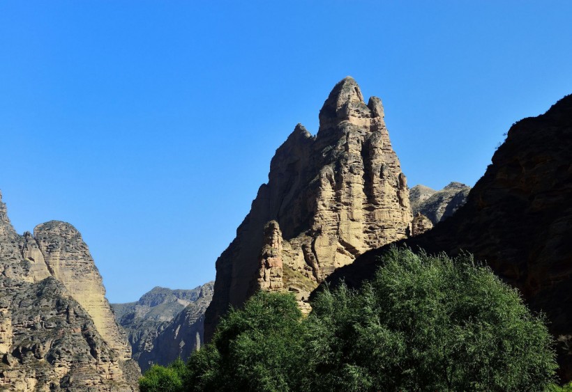 点击大图看下一张：甘肃炳灵寺石林风景图片