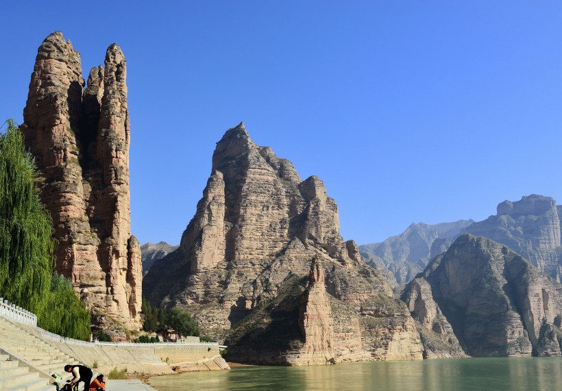 点击大图看下一张：甘肃炳灵寺石林风景图片