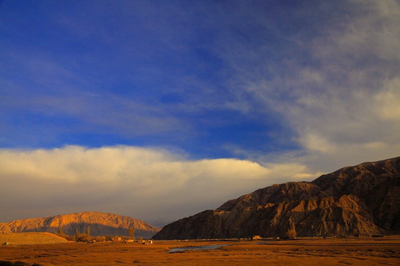 点击大图看下一张：新疆塔什库尔干石头城风景图片