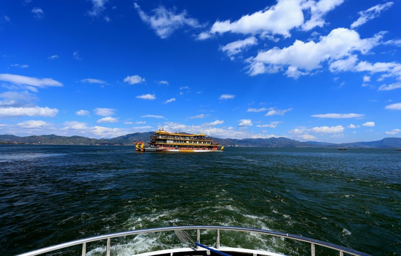 点击大图看下一张:云南洱海双廊风景图片