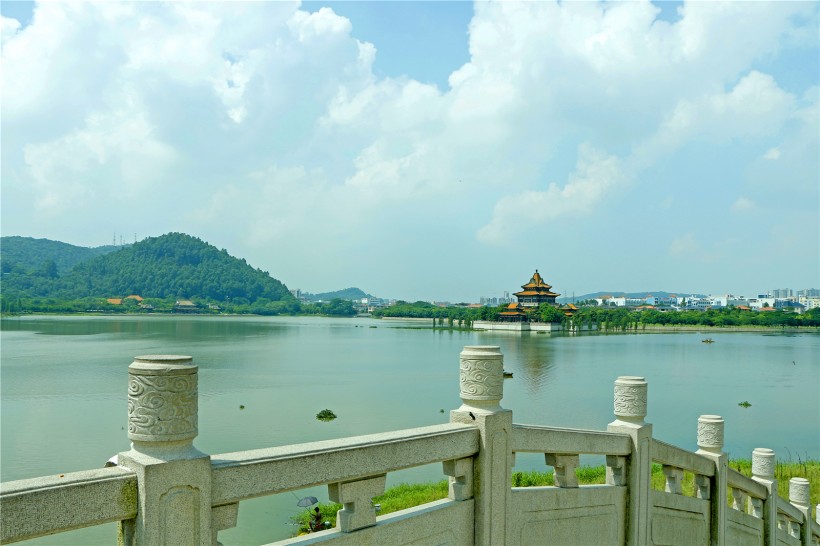 点击大图看下一张：广东顺德顺峰山公园风景图片