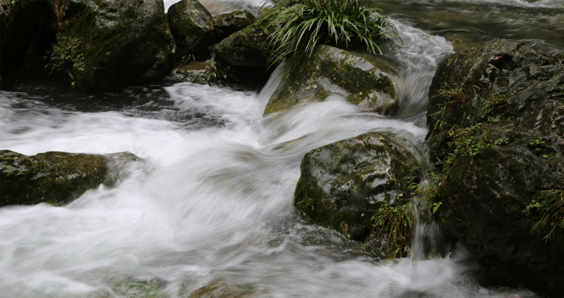 点击大图看下一张：四川黄龙飞瀑风景图片