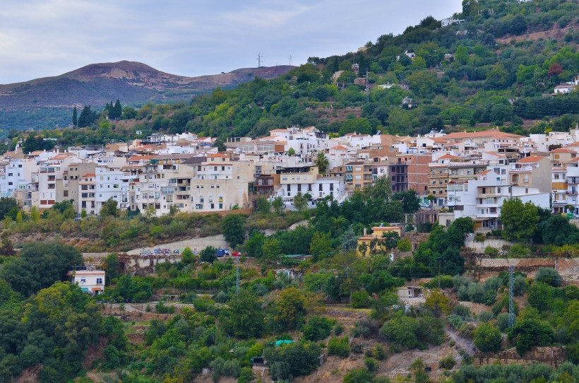 点击大图看下一张：西班牙内华达山脉小城风景图片