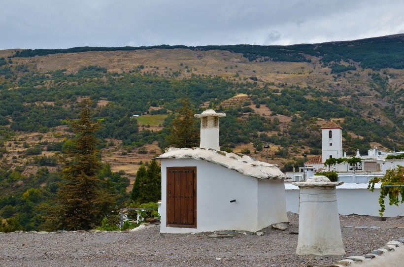 点击大图看下一张：西班牙内华达山脉小城风景图片
