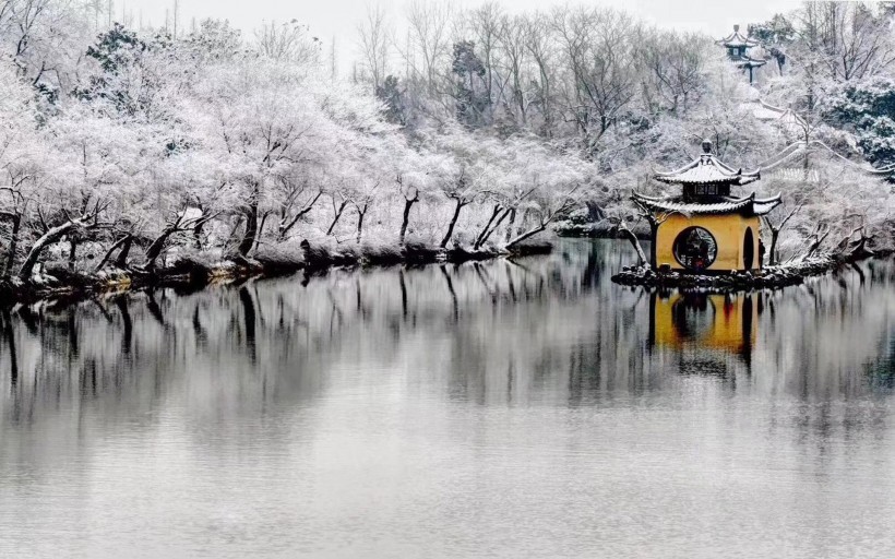 点击大图看下一张：江苏扬州瘦西湖唯美冬日雪景图片