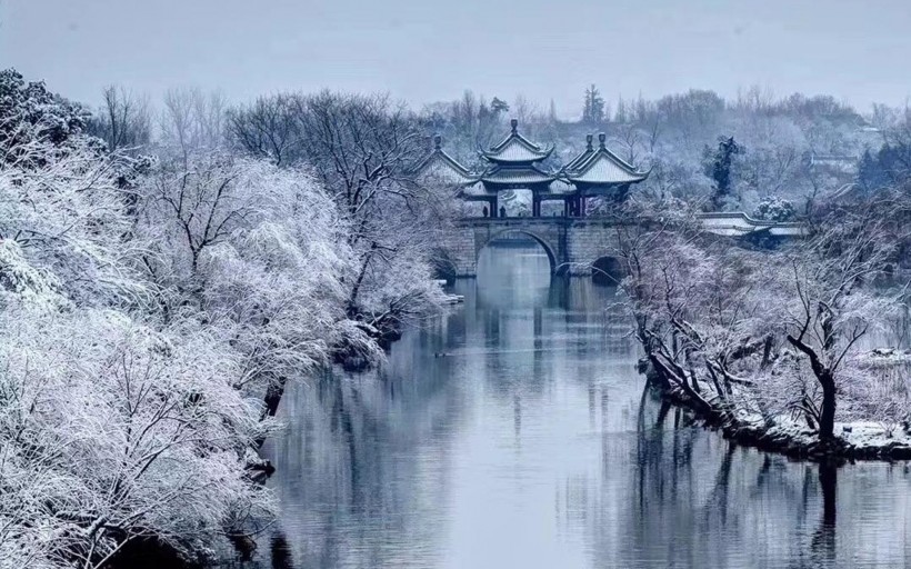 点击大图看下一张：江苏扬州瘦西湖唯美冬日雪景图片