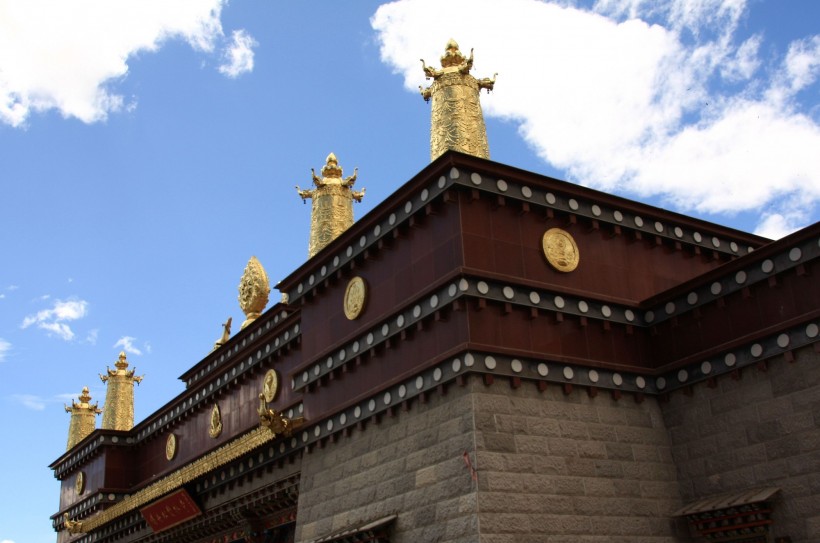 点击大图看下一张：云南松赞林寺风景图片