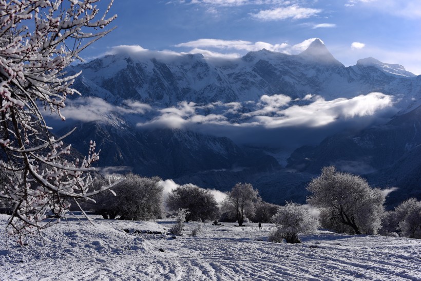 点击大图看下一张：雪后的索松村风景图片