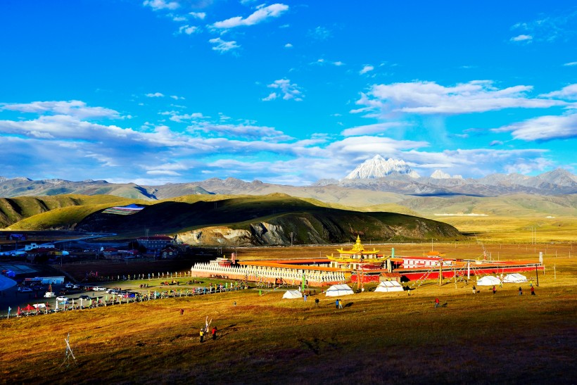 点击大图看下一张:四川塔公寺风景图片