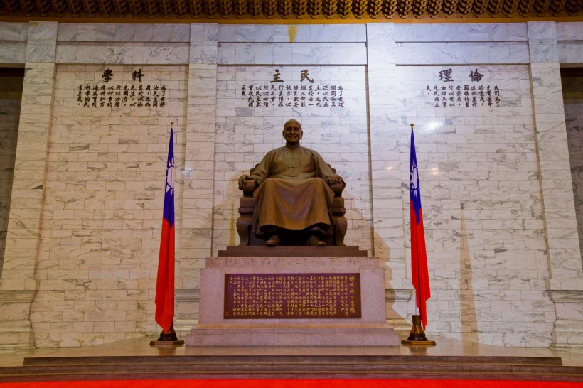 点击大图看下一张：台湾台北中正纪念堂图片