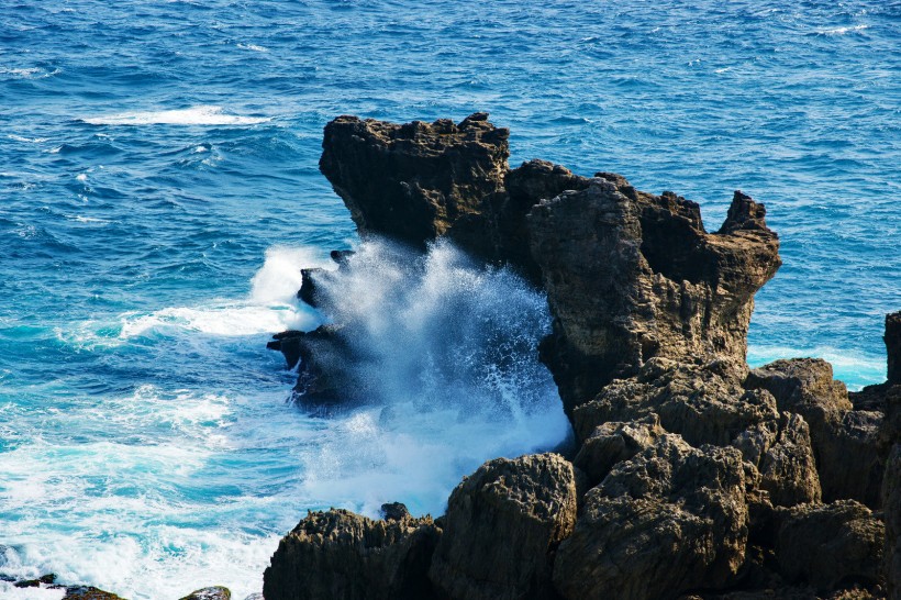 点击大图看下一张：中国台湾海边岩石风景图片