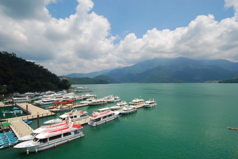 点击大图看下一张：台湾·日月潭“水社”码头 (碧绿湖面)