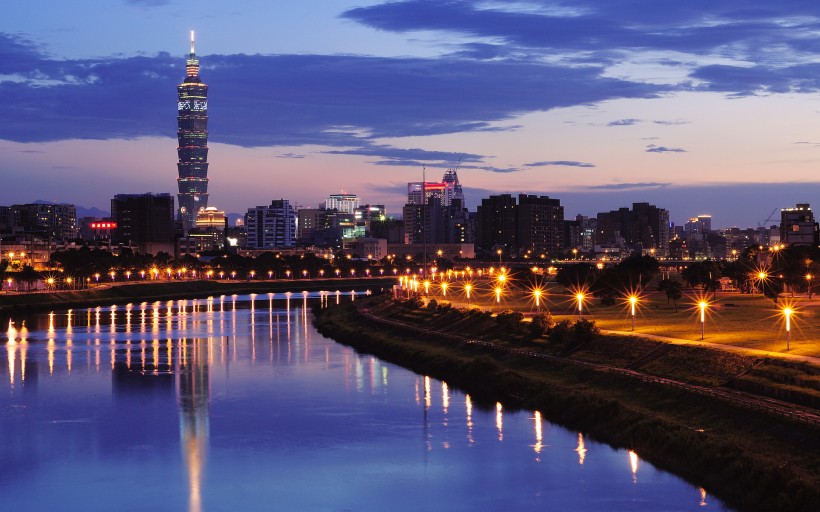 点击大图看下一张：台湾台北101大厦图片