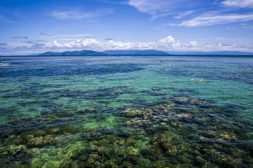 点击大图看下一张：澳大利亚凯恩斯大堡礁绿岛风景图片