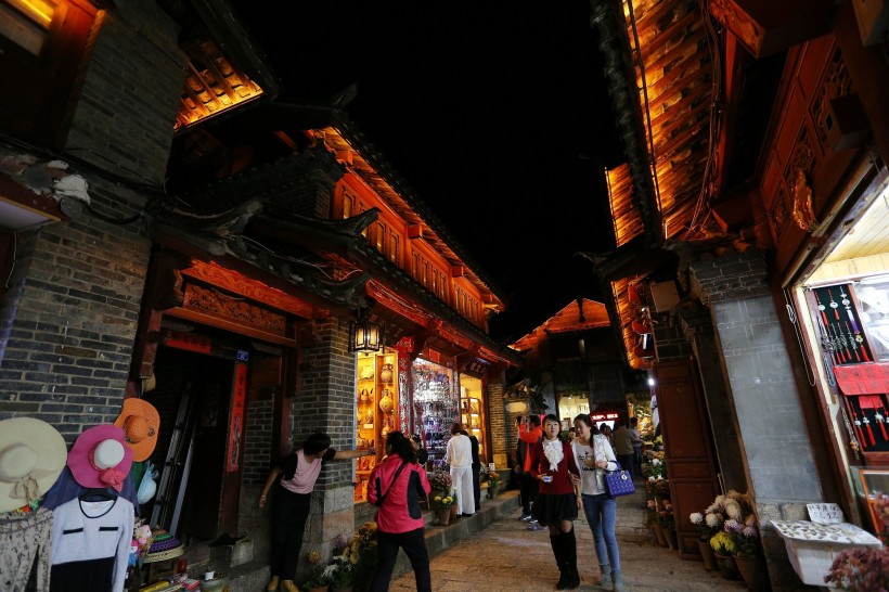 点击大图看下一张：云南丽江古城夜景图片