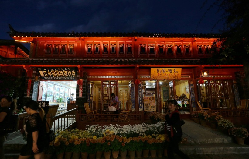 点击大图看下一张：云南丽江古城夜景图片