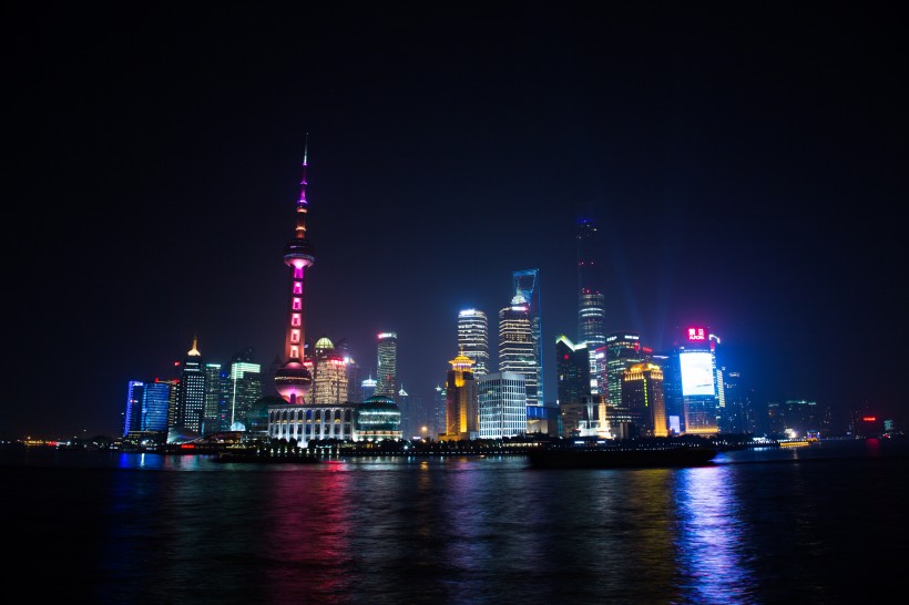 点击大图看下一张：夜晚的上海东方明珠广播电视塔图片