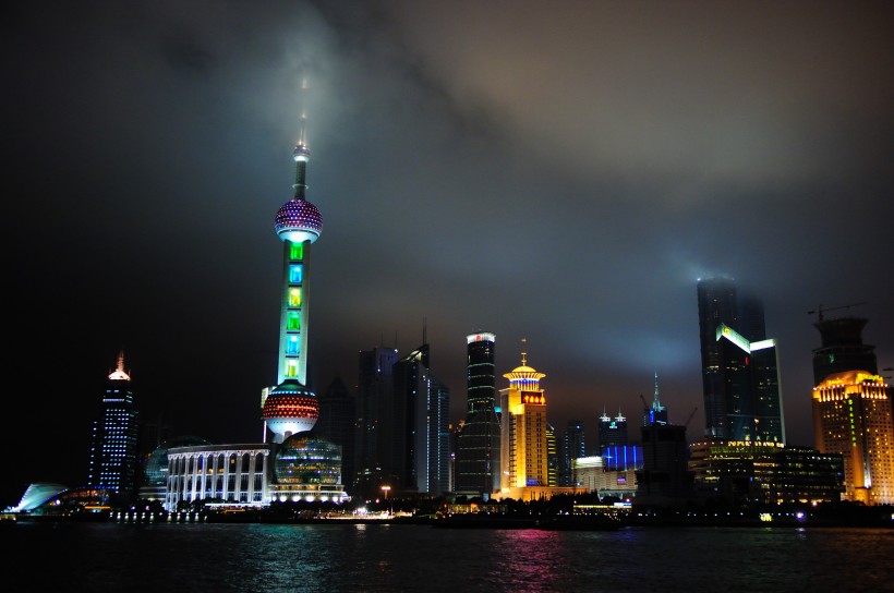 点击大图看下一张：夜晚的上海东方明珠广播电视塔图片