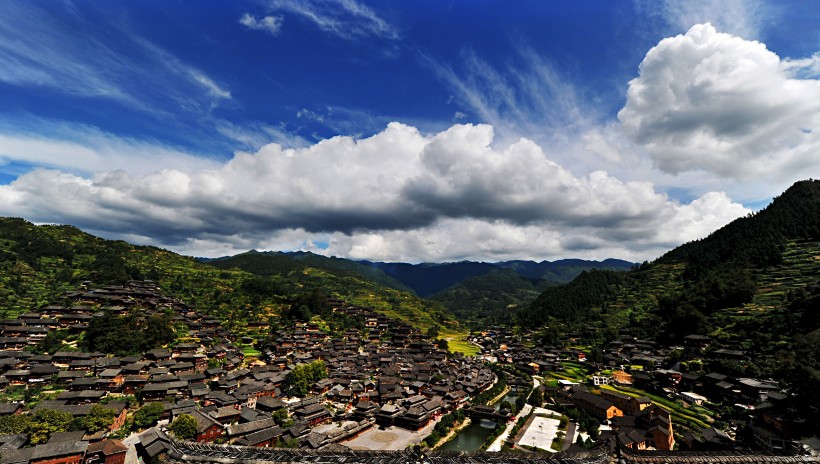 点击大图看下一张：贵州西江千户苗寨风景图片