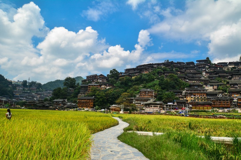 点击大图看下一张：贵州西江千户苗寨风景图片
