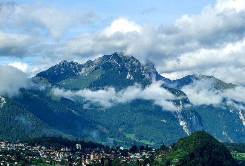 点击大图看下一张：瑞士图恩湖风景图片