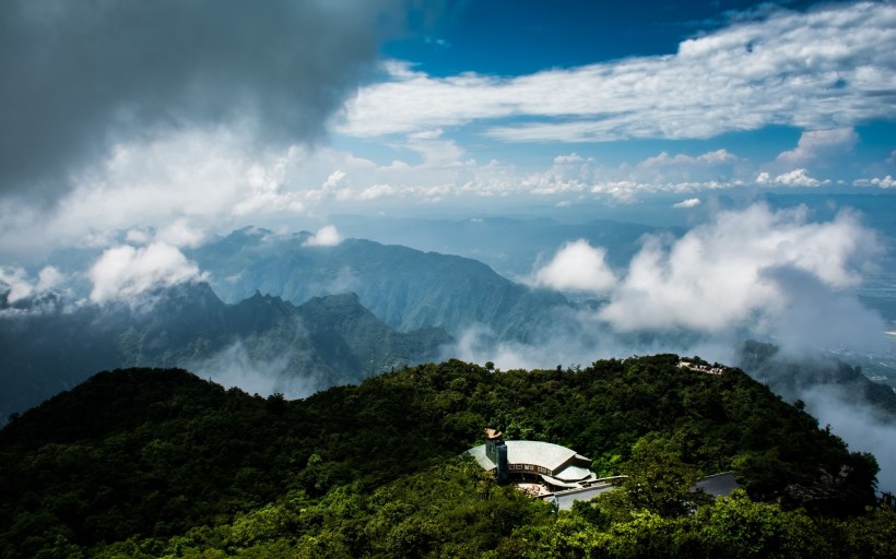 点击大图看下一张：湖南张家界天门山风景图片