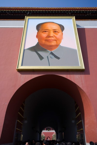 点击大图看下一张：天安门广场毛泽东挂像图片