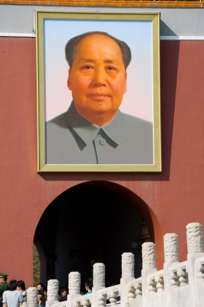 点击大图看下一张：天安门广场毛泽东挂像图片